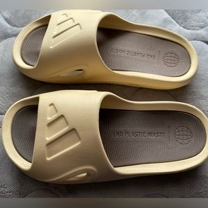 NWT - Adicane Slides - Sand - M6/W7